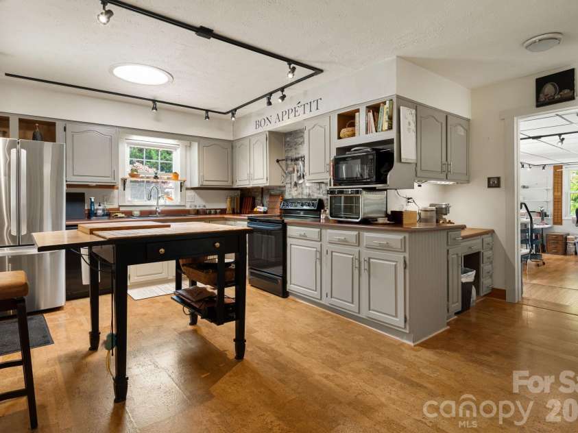 43 Chadwick Wade Drive, Asheville, NC 28804.  MLS# CAR4391216, YatesRealty ID 33411. 