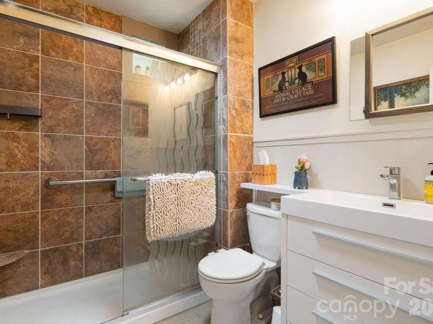 43 Chadwick Wade Drive, Asheville, NC 28804.  MLS# CAR4391216, YatesRealty ID 33411. 