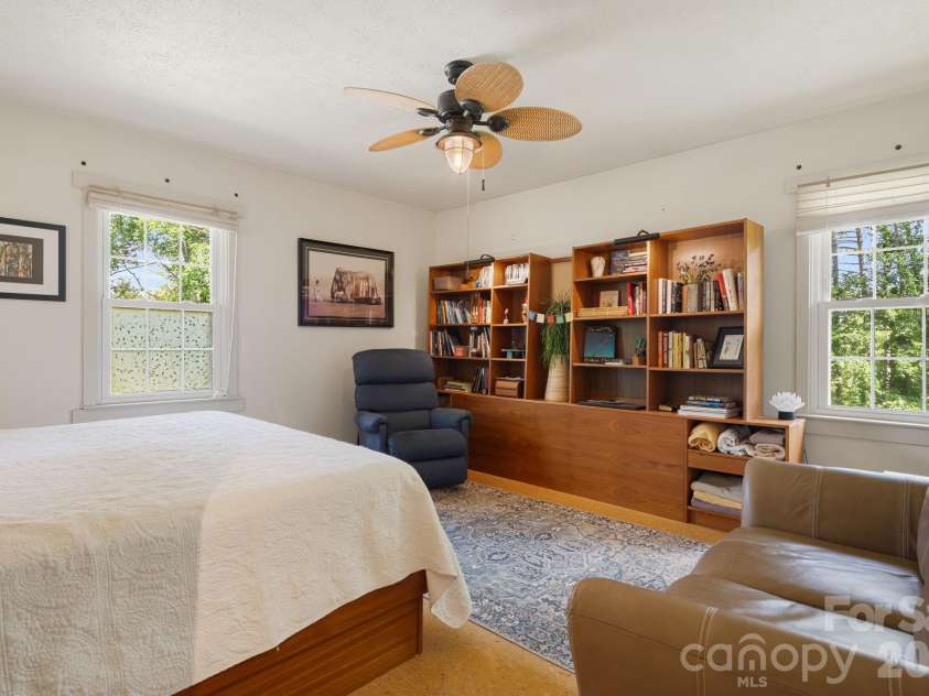 43 Chadwick Wade Drive, Asheville, NC 28804.  MLS# CAR4391216, YatesRealty ID 33411. 