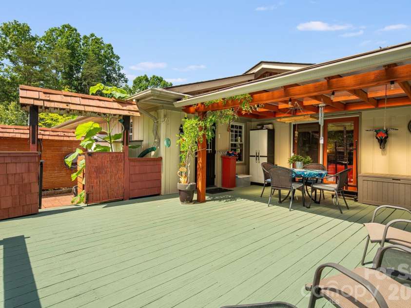 43 Chadwick Wade Drive, Asheville, NC 28804.  MLS# CAR4391216, YatesRealty ID 33411. 