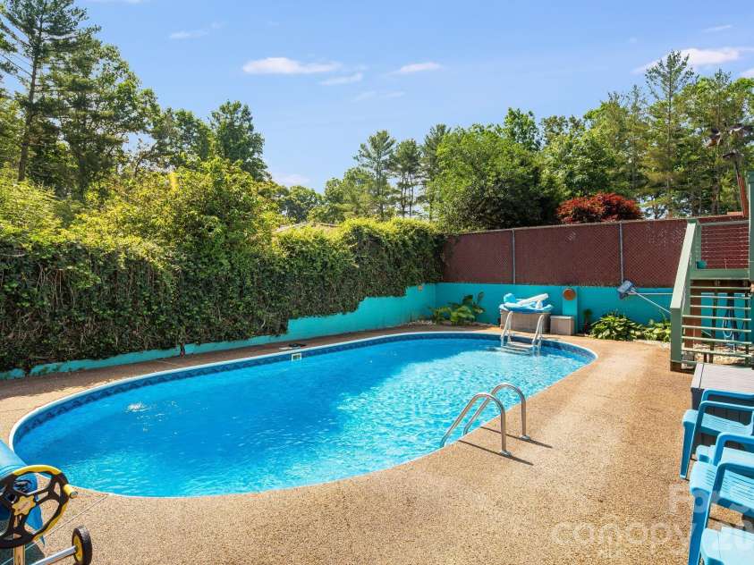 43 Chadwick Wade Drive, Asheville, NC 28804.  MLS# CAR4391216, YatesRealty ID 33411. 