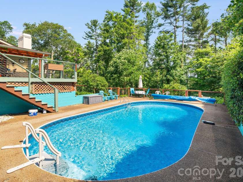 43 Chadwick Wade Drive, Asheville, NC 28804.  MLS# CAR4391216, YatesRealty ID 33411. 