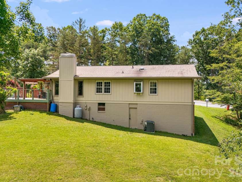 43 Chadwick Wade Drive, Asheville, NC 28804.  MLS# CAR4391216, YatesRealty ID 33411. 