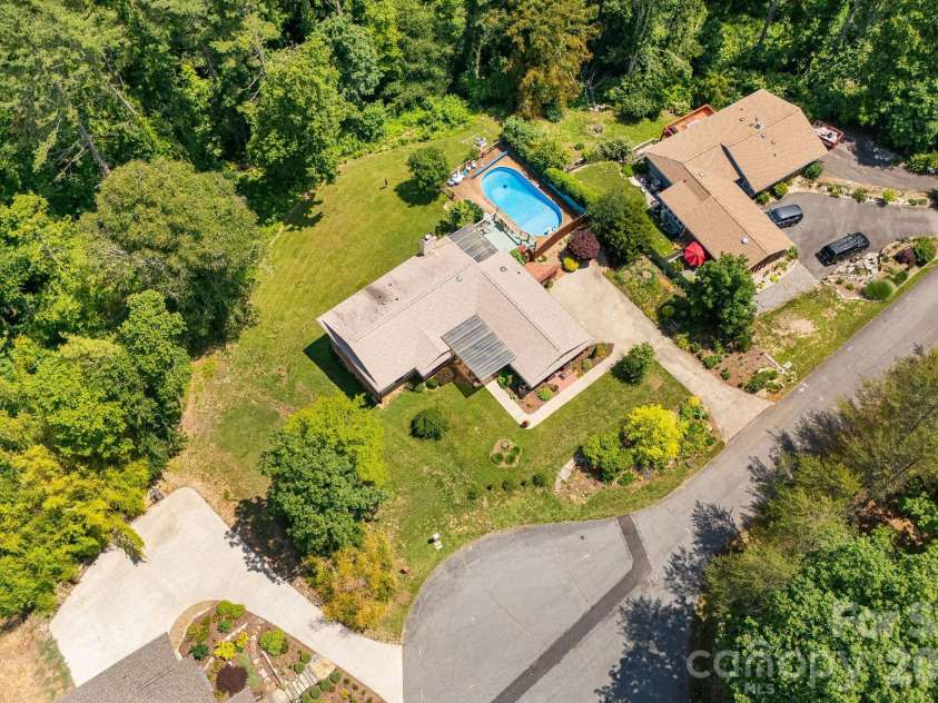 43 Chadwick Wade Drive, Asheville, NC 28804.  MLS# CAR4391216, YatesRealty ID 33411. 