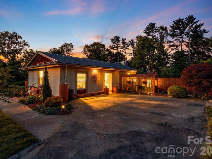 43 Chadwick Wade Drive, Asheville, NC 28804.  MLS# CAR4391216, YatesRealty ID 33411. 