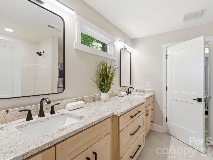 3800 Lovett Circle, Charlotte, NC 28210.  MLS# CAR4389040, YatesRealty ID 33413. Custom cabinetry,Granite Typhoon Bordeaux,Transome window