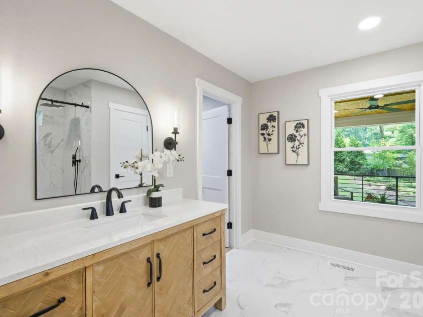 3800 Lovett Circle, Charlotte, NC 28210.  MLS# CAR4389040, YatesRealty ID 33413. Guest ensuite & walk in closet on Main Level