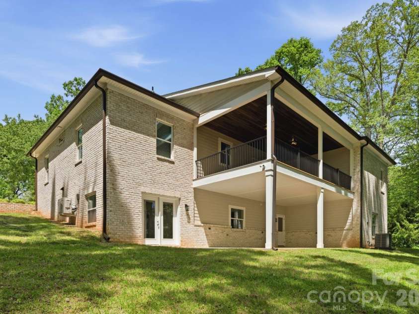 2442 Falcon Lane, Statesville, NC 28625.  MLS# CAR4365520, YatesRealty ID 33414. 