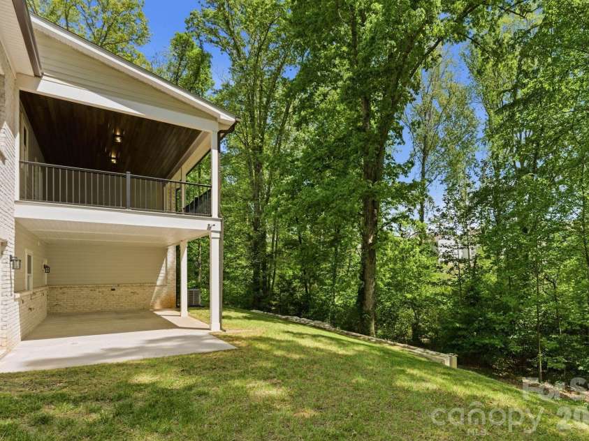 2442 Falcon Lane, Statesville, NC 28625.  MLS# CAR4365520, YatesRealty ID 33414. 