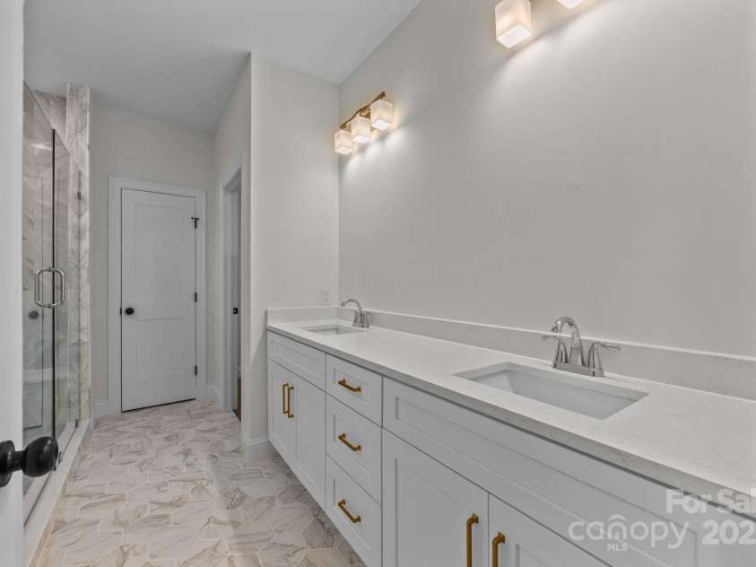 1011 Timber Run Drive, Salisbury, NC 28146.  MLS# CAR4289620, YatesRealty ID 33418. Primary Bath