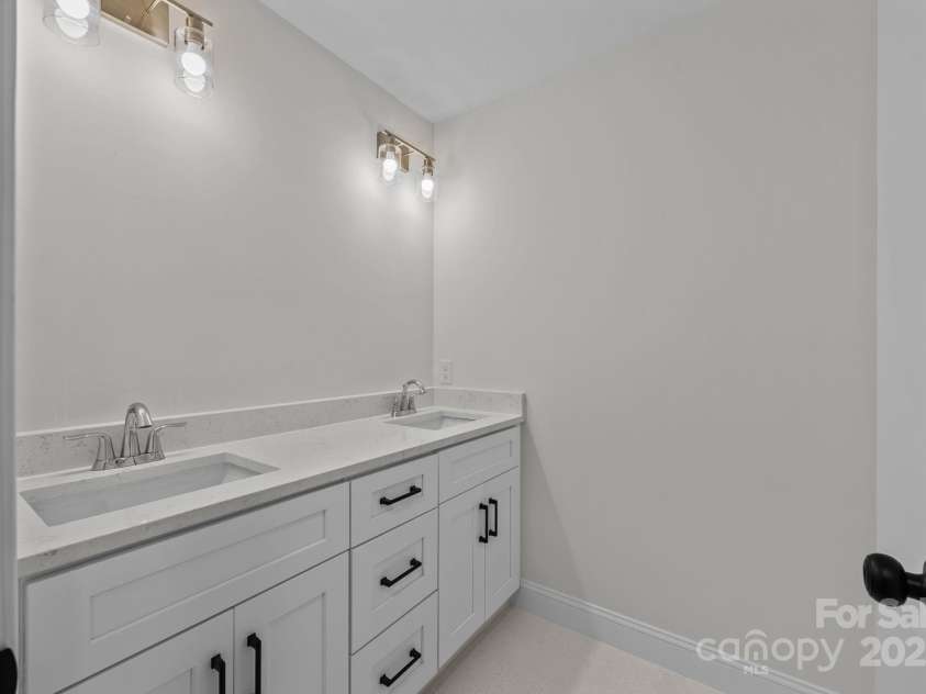 1011 Timber Run Drive, Salisbury, NC 28146.  MLS# CAR4289620, YatesRealty ID 33418. Upstairs Bathroom 3