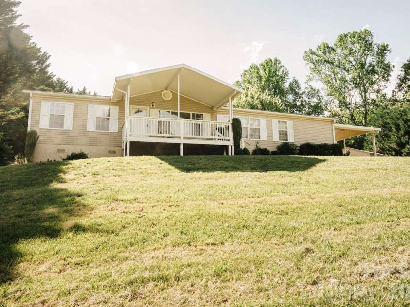 2391 Hickory Knoll Road, Franklin, NC 28734.  MLS# CAR4395956, YatesRealty ID 33418. 