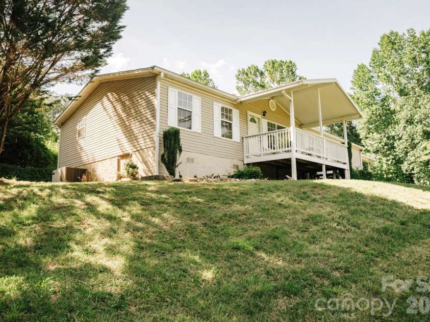 2391 Hickory Knoll Road, Franklin, NC 28734.  MLS# CAR4395956, YatesRealty ID 33418. 