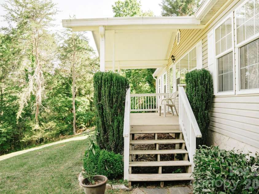2391 Hickory Knoll Road, Franklin, NC 28734.  MLS# CAR4395956, YatesRealty ID 33418. 