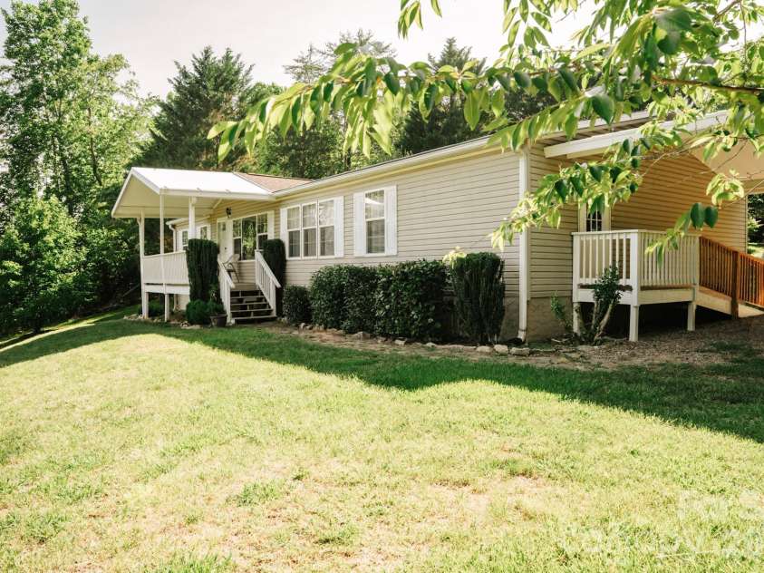 2391 Hickory Knoll Road, Franklin, NC 28734.  MLS# CAR4395956, YatesRealty ID 33418. 
