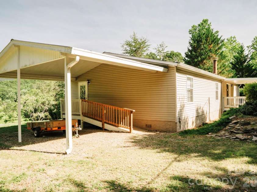 2391 Hickory Knoll Road, Franklin, NC 28734.  MLS# CAR4395956, YatesRealty ID 33418. 