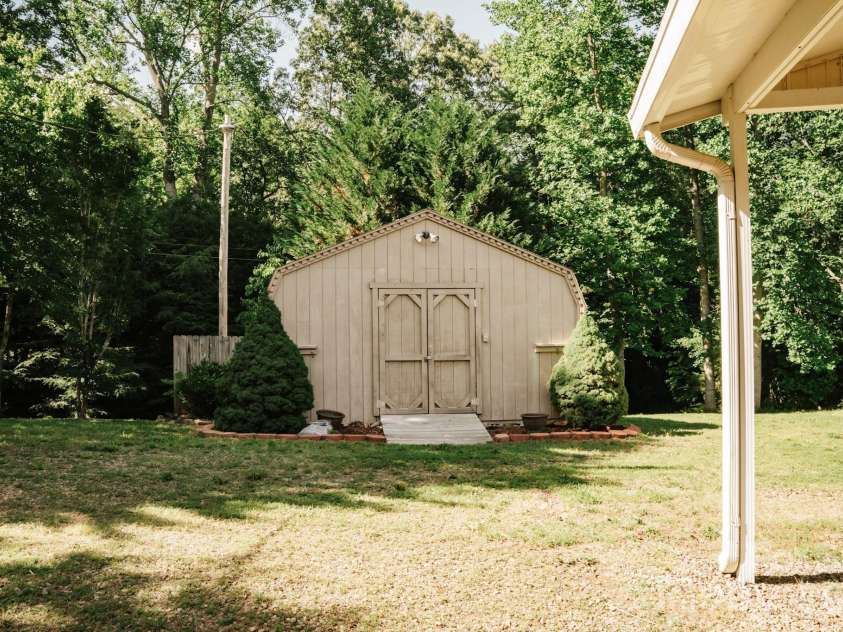 2391 Hickory Knoll Road, Franklin, NC 28734.  MLS# CAR4395956, YatesRealty ID 33418. 