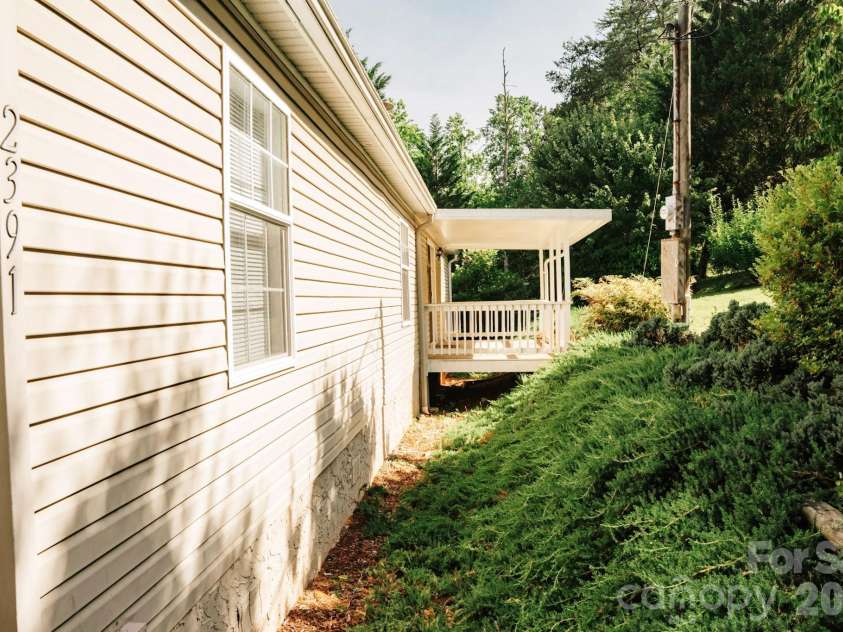 2391 Hickory Knoll Road, Franklin, NC 28734.  MLS# CAR4395956, YatesRealty ID 33418. 