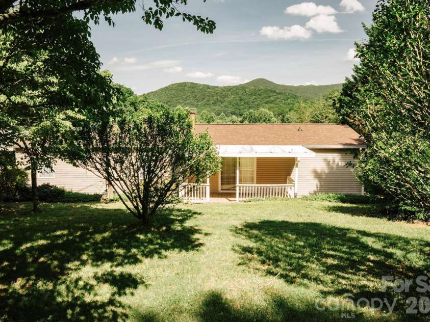 2391 Hickory Knoll Road, Franklin, NC 28734.  MLS# CAR4395956, YatesRealty ID 33418. 