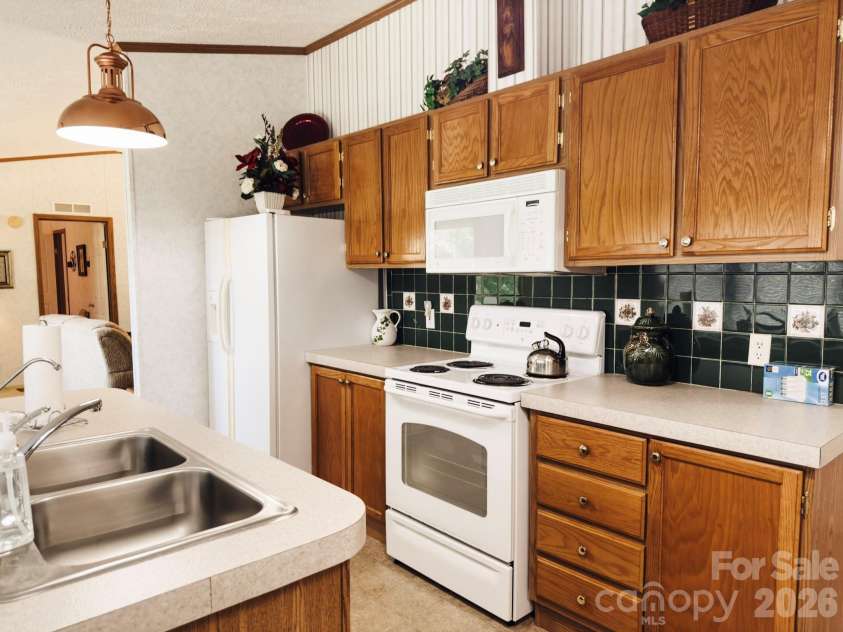2391 Hickory Knoll Road, Franklin, NC 28734.  MLS# CAR4395956, YatesRealty ID 33418. 
