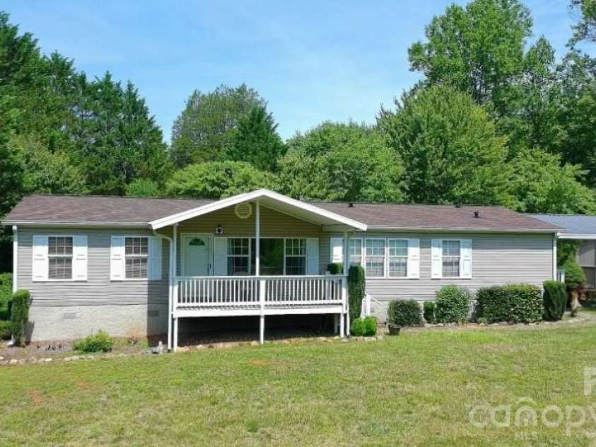 2391 Hickory Knoll Road, Franklin, NC 28734.  MLS# CAR4395956, YatesRealty ID 33418. 