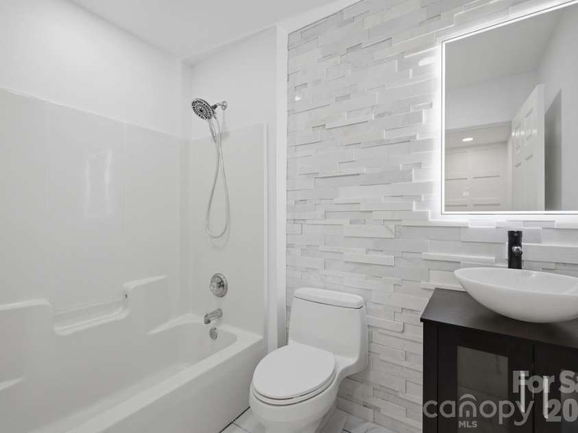11705 Fiddlers Roof Lane, Charlotte, NC 28277.  MLS# CAR4396443, YatesRealty ID 33419. Full bath