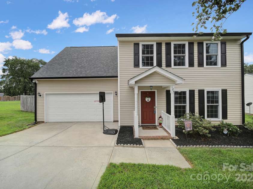 124 Kristens Court Drive, Mooresville, NC 28115.  MLS# CAR4293257, YatesRealty ID 33419. 