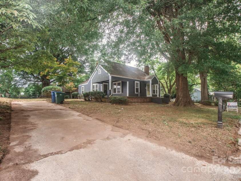 411 Jackson Street, Albemarle, NC 28001.  MLS# CAR4291947, YatesRealty ID 33421. Driveway