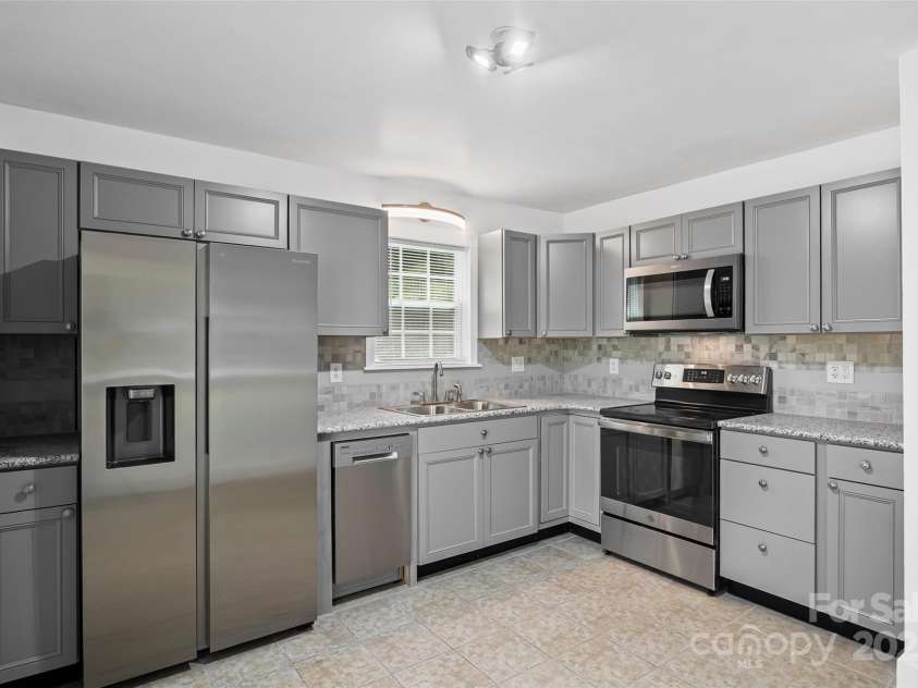 1516 Ellen Avenue, Rock Hill, SC 29732.  MLS# CAR4285109, YatesRealty ID 33423. 