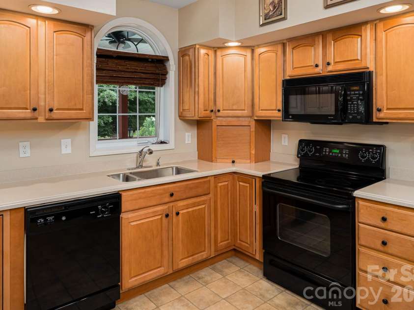 1697 Windswept Ridge, Marshall, NC 28753.  MLS# CAR4395499, YatesRealty ID 33423. 