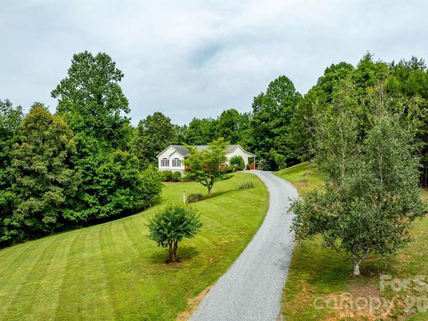 1697 Windswept Ridge, Marshall, NC 28753.  MLS# CAR4395499, YatesRealty ID 33423. 