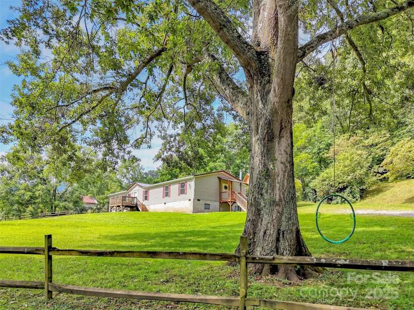 21 Crooked Trail, Canton, NC 28716.  MLS# CAR4293941, YatesRealty ID 33425. 