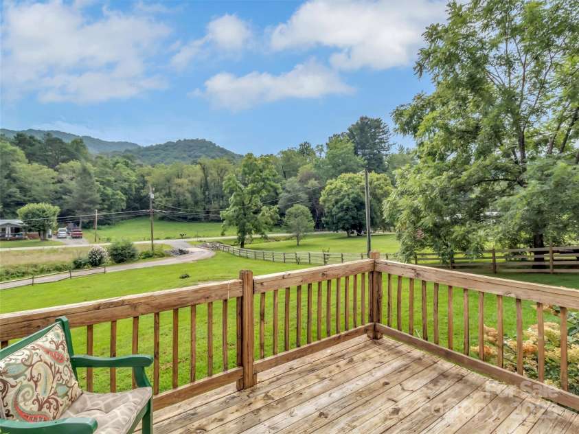 21 Crooked Trail, Canton, NC 28716.  MLS# CAR4293941, YatesRealty ID 33425. 