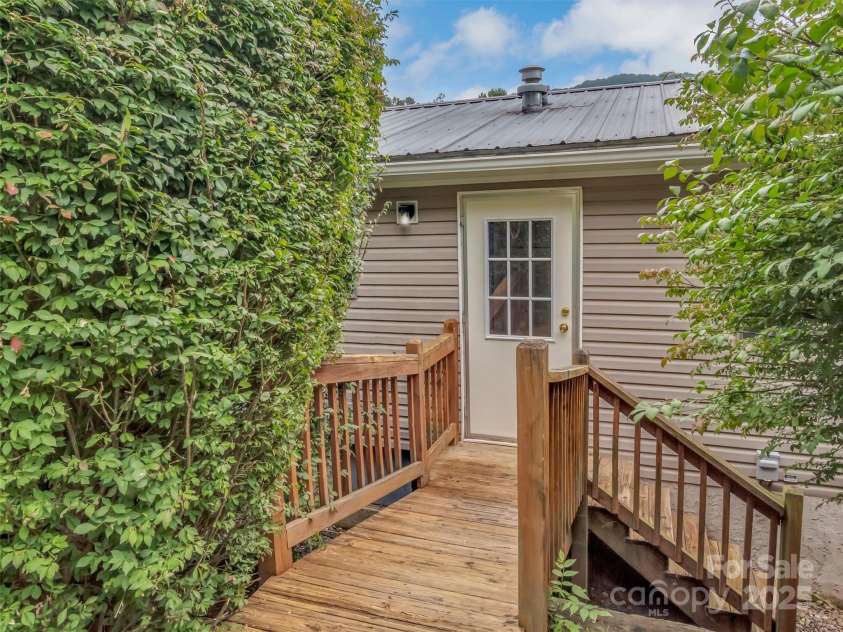 21 Crooked Trail, Canton, NC 28716.  MLS# CAR4293941, YatesRealty ID 33425. 