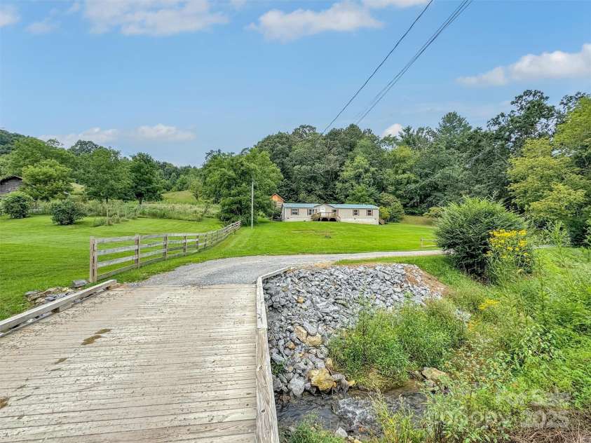 21 Crooked Trail, Canton, NC 28716.  MLS# CAR4293941, YatesRealty ID 33425. 