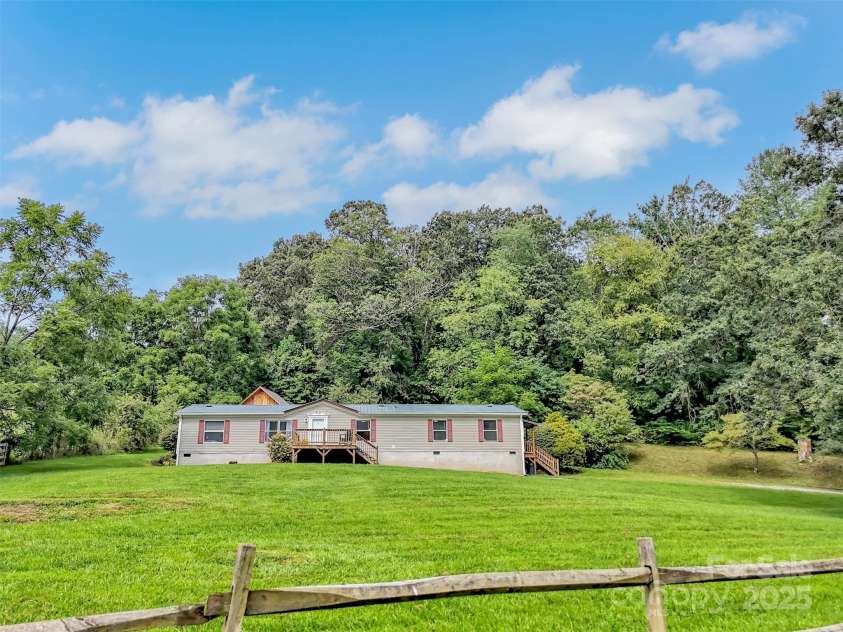 21 Crooked Trail, Canton, NC 28716.  MLS# CAR4293941, YatesRealty ID 33425. 