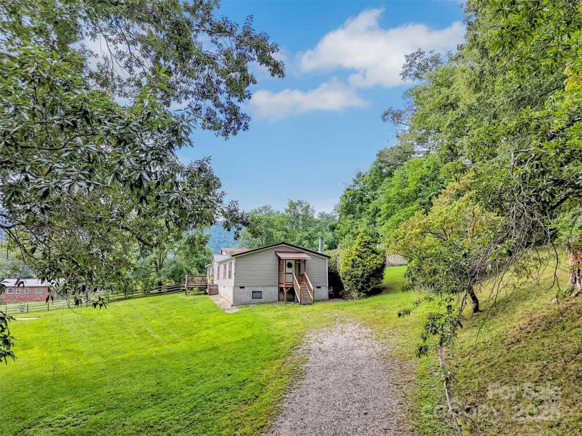 21 Crooked Trail, Canton, NC 28716.  MLS# CAR4293941, YatesRealty ID 33425. 