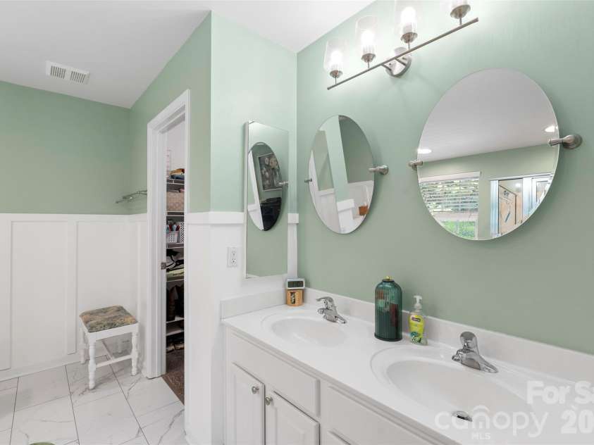 6005 Boathouse Lane, Cramerton, NC 28032.  MLS# CAR4396321, YatesRealty ID 33426. 