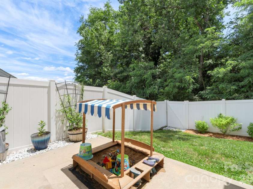 6005 Boathouse Lane, Cramerton, NC 28032.  MLS# CAR4396321, YatesRealty ID 33426. 
