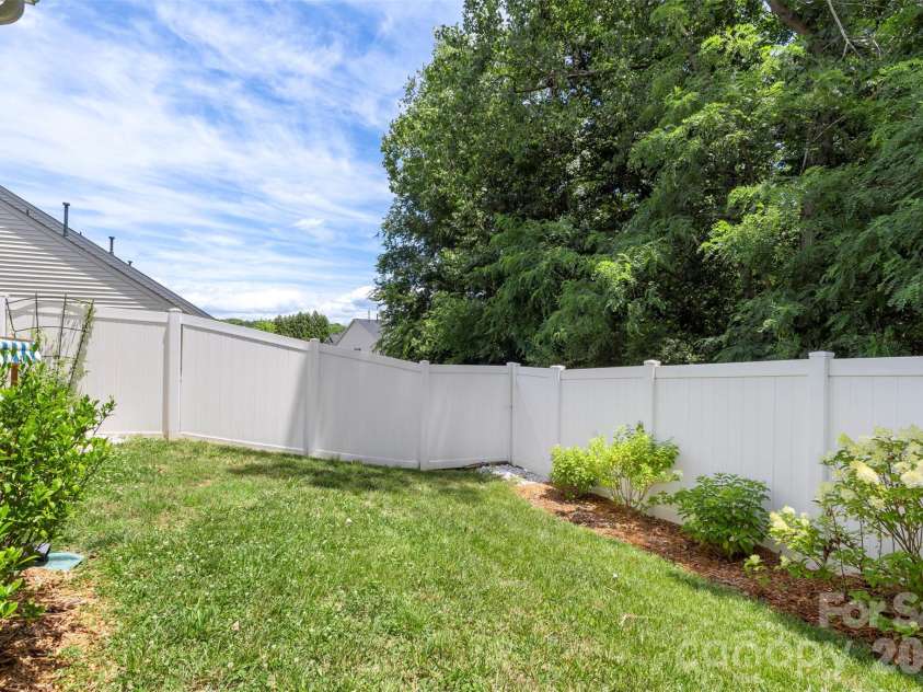 6005 Boathouse Lane, Cramerton, NC 28032.  MLS# CAR4396321, YatesRealty ID 33426. 