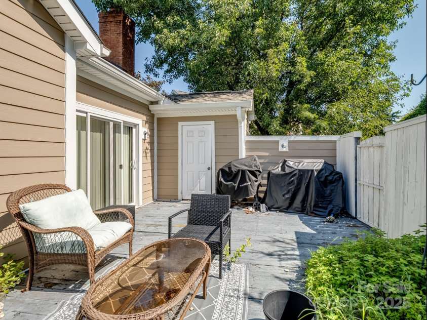 9435 Kings Falls Drive, Charlotte, NC 28210.  MLS# CAR4281452, YatesRealty ID 33426. 