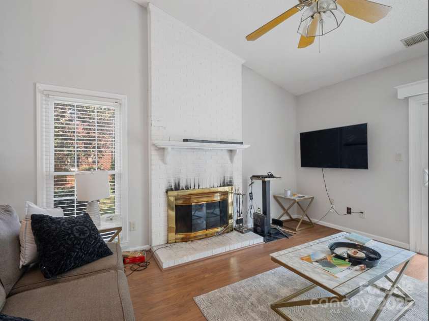 9435 Kings Falls Drive, Charlotte, NC 28210.  MLS# CAR4281452, YatesRealty ID 33426. 