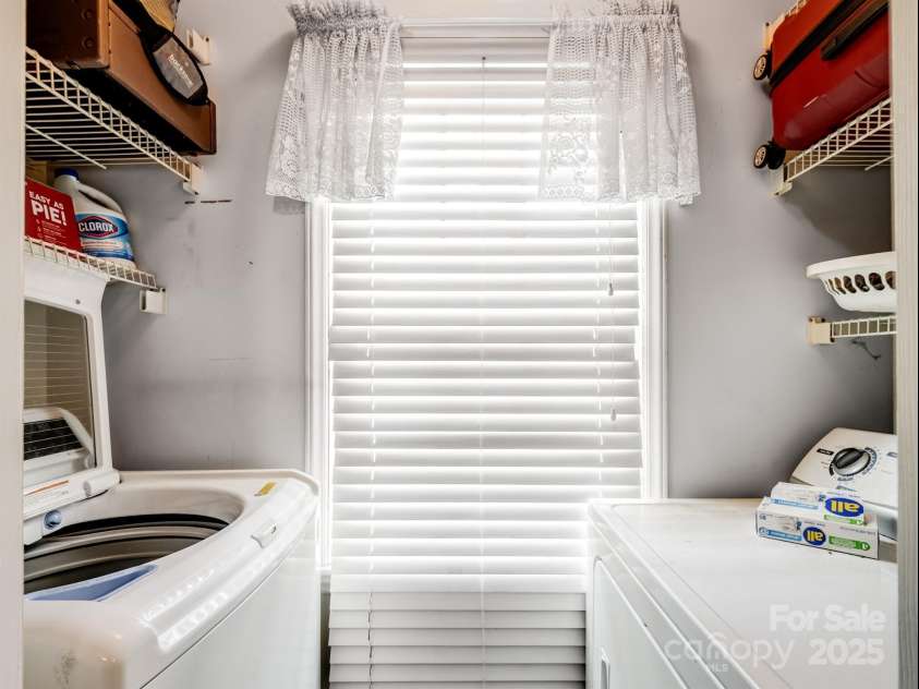 9435 Kings Falls Drive, Charlotte, NC 28210.  MLS# CAR4281452, YatesRealty ID 33426. 