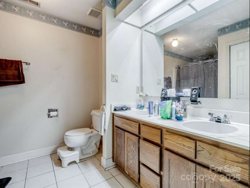 9435 Kings Falls Drive, Charlotte, NC 28210.  MLS# CAR4281452, YatesRealty ID 33426. 