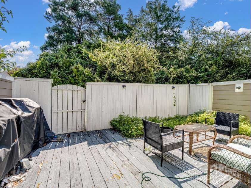 9435 Kings Falls Drive, Charlotte, NC 28210.  MLS# CAR4281452, YatesRealty ID 33426. 