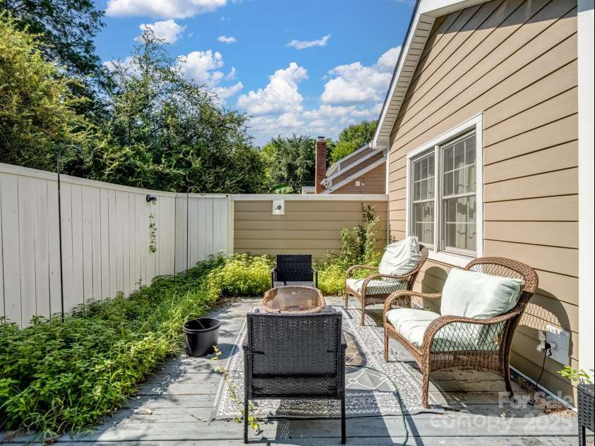 9435 Kings Falls Drive, Charlotte, NC 28210.  MLS# CAR4281452, YatesRealty ID 33426. 