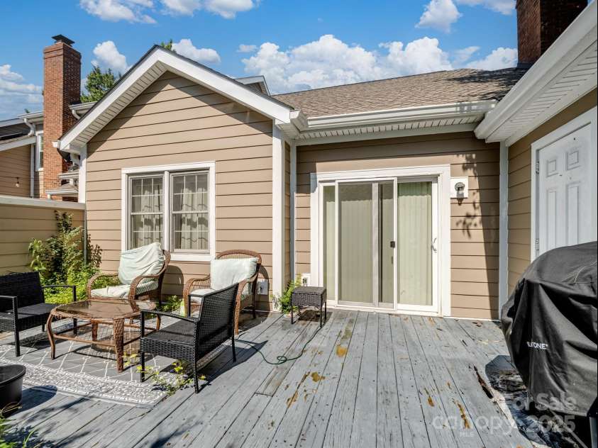 9435 Kings Falls Drive, Charlotte, NC 28210.  MLS# CAR4281452, YatesRealty ID 33426. 