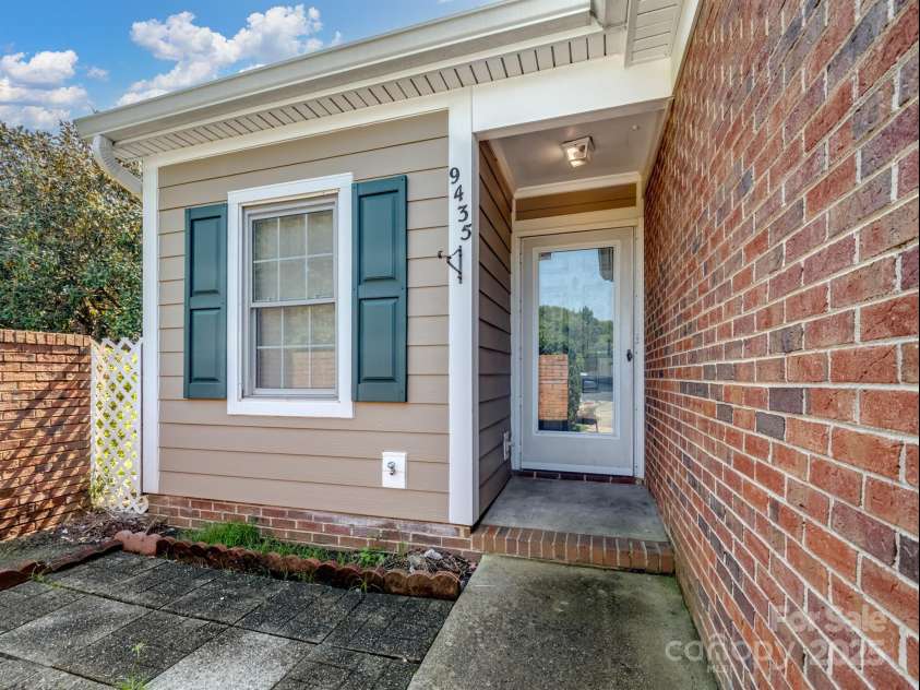 9435 Kings Falls Drive, Charlotte, NC 28210.  MLS# CAR4281452, YatesRealty ID 33426. 
