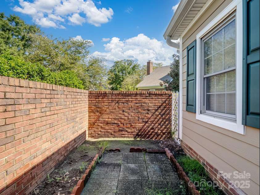 9435 Kings Falls Drive, Charlotte, NC 28210.  MLS# CAR4281452, YatesRealty ID 33426. 