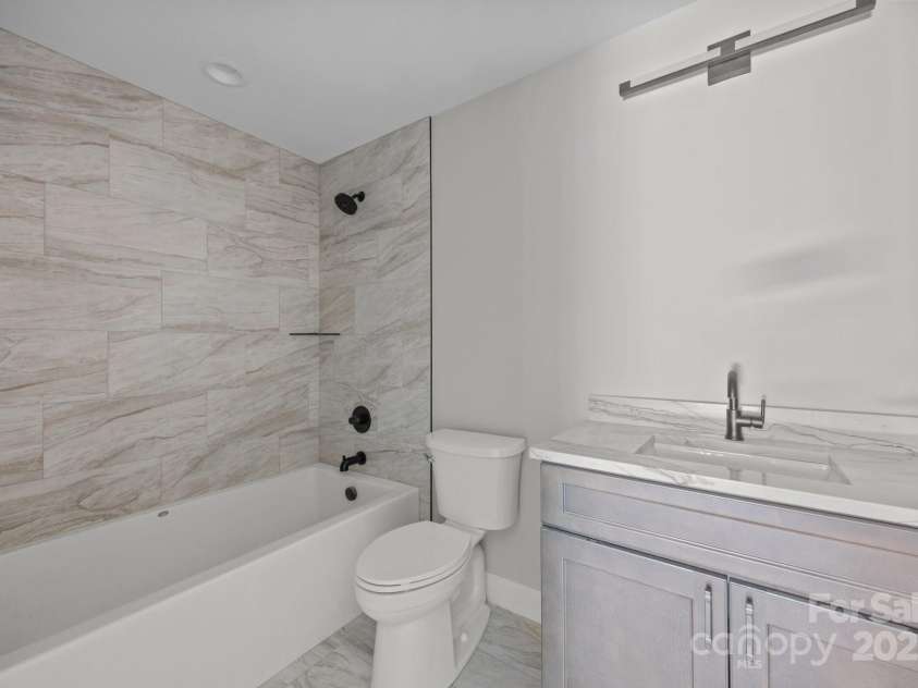 3 River Stone Trail, Asheville, NC 28805.  MLS# CAR4279056, YatesRealty ID 33429. Hall Bath